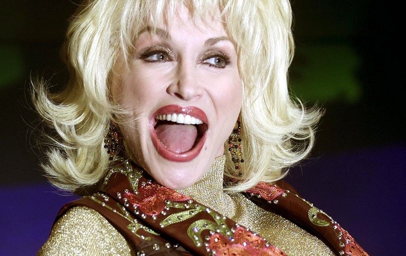 Dolly Parton, implicată într-un accident de maşină. Cântăreaţa a fost transportată la SPITAL!