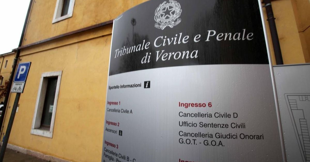 Clădirea tribunalului civil și penal din Verona, Italia, iar în prim-plan se vede sigla instituției