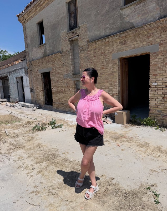 Noi imagini cu casa din Italia a Gabrielei Cristea, înainte să fie demolată. Vedeta și soțul ei se află în Abruzzo. „Vom recupera 95% din cărămidă”