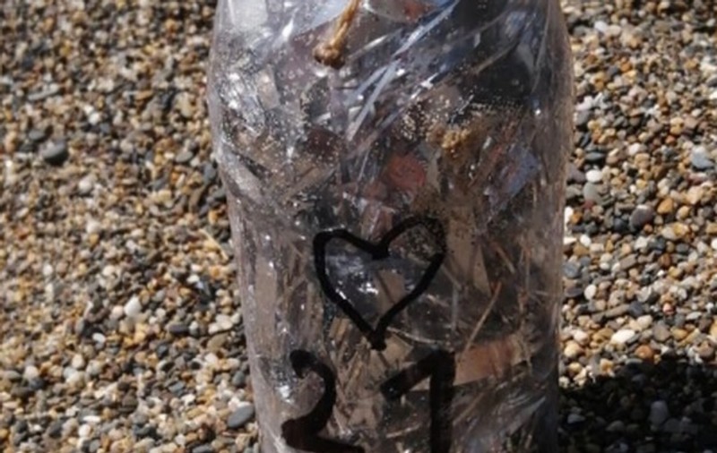 Scrisoare de dragoste scrisă în română, găsită într-o sticlă pe o plajă din Irlanda. “Sufletul meu este al tău. Bună, draga mea”