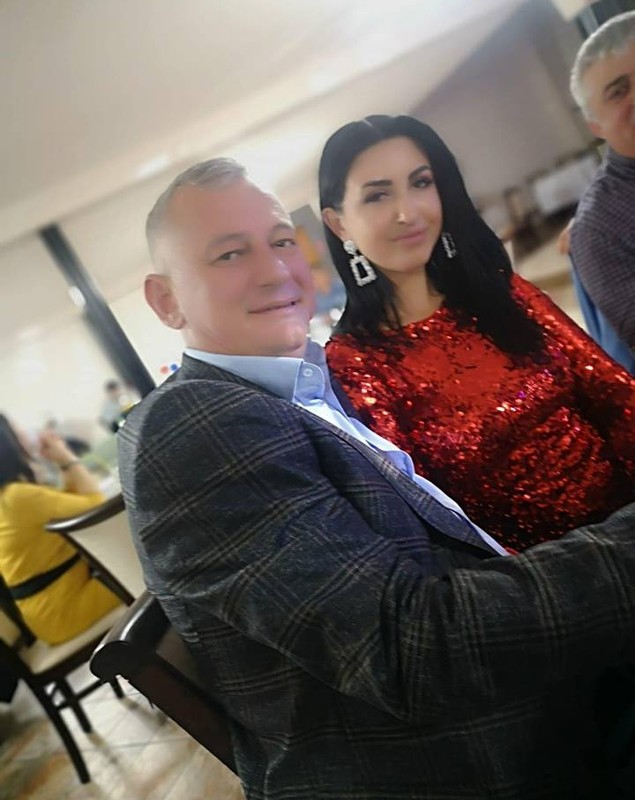 Mirela de la Insula Iubirii, la ziua de naștere a fiicei iubitului ei. Senzuală într-o rochie scurtă și roz | FOTO