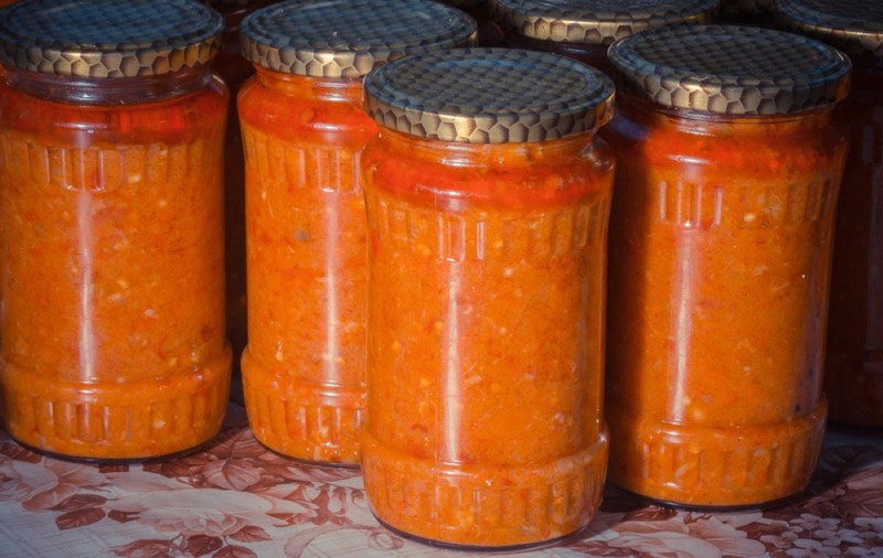 De ce să întorci borcanele după ce pui zacusca. Trucul care îți salvează conservele
