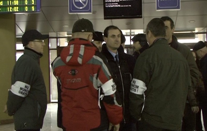 Călătorii, singurii afectaţi de greva de la CFR: "Nu şi-au luat angajaţii banii şi acum suferim noi"