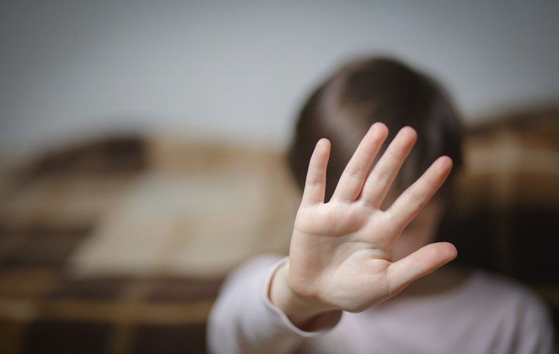 O fetiță s-a apărat cu doi câini de un prădător sexual, dar acesta a găsit-o apoi ascunsă în pod. Familia copilei îl iertase pentru alt abuz