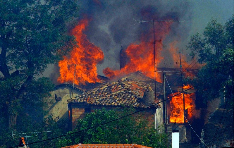 Trei persoane rănite într-un incendiu în Olt