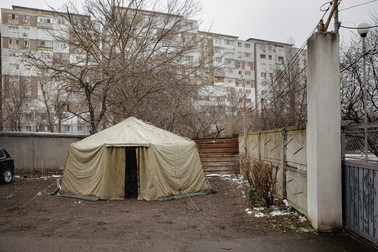Cort din fața centrului pentru refugiați din Galați. Foto: Eli Driu / Libertatea