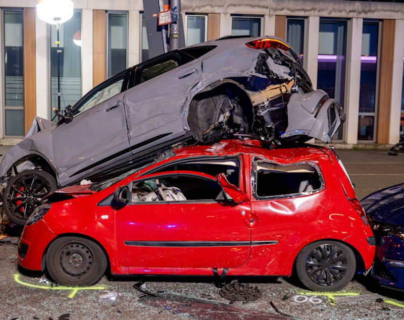 Șoferul vinovat de accidentul cu 14 victime și 10 mașini distruse, filmat blocat la volan, în Köln. Arestat, după ce a fost descarcerat. VIDEO