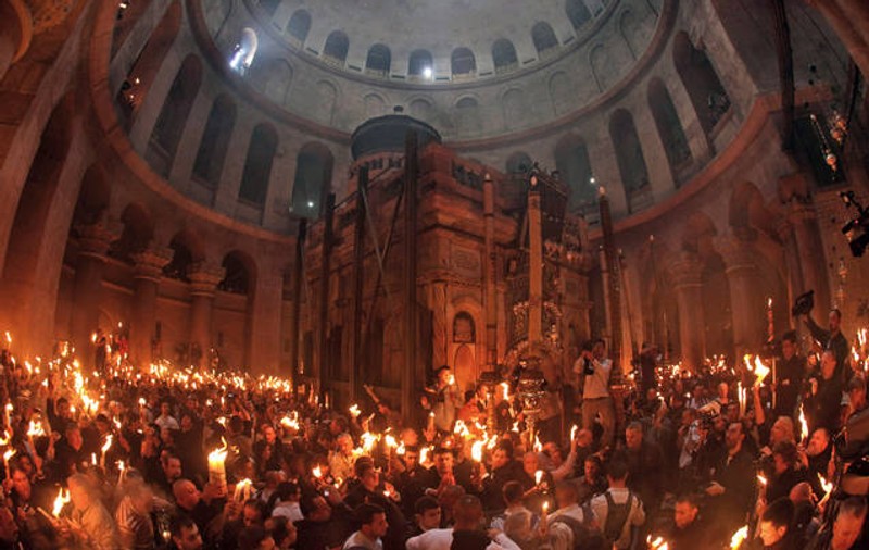 Lumina Sfântă, adusă de la Ierusalim sâmbătă seară. La Catedrala Patriarhală va fi primită la ora 19.00