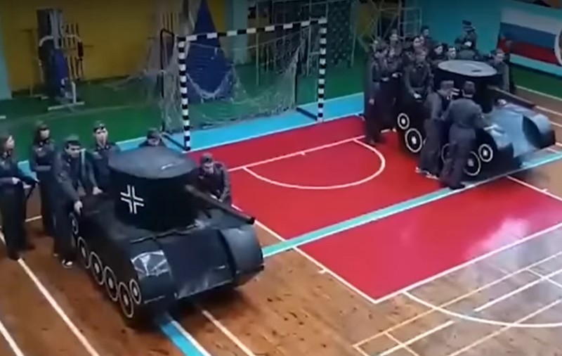 Rușii au reconstituit bătălia de la Kursk din Al Doilea Război Mondial într-o sală de sport. Publicul s-a distrat copios I VIDEO