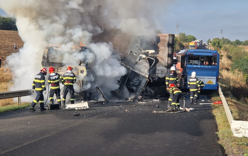 Accident cu un autocar, un microbuz și un TIR în Teleorman. Cinci persoane, transportate la spital. UPDATE