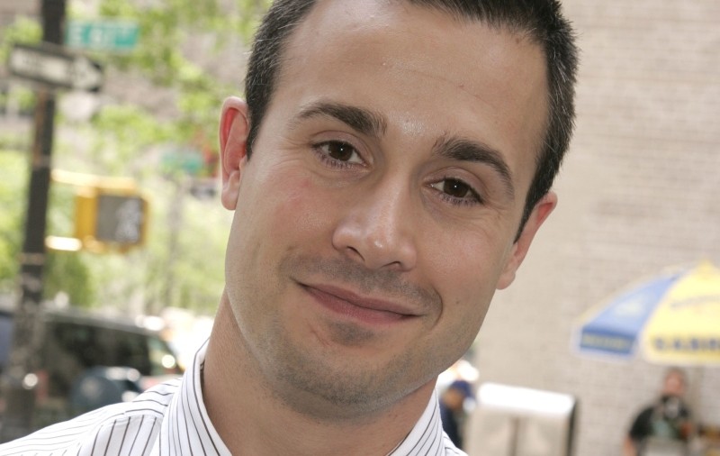 Freddie Prinze jr. şi-a legat o colegă de şcoală cu şireturile ca s-o pupe