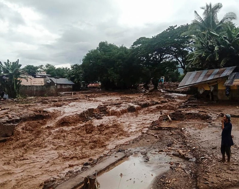 VIDEO | Inundații devastatoare în Indonezia și Timorul de Est. Peste 40 de persoane au murit înecate