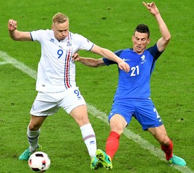 Kolbeinn Sigthorsson (stânga), în tricoul naționalei Islandei.