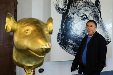 Ai Weiwei, alături de una dintre sculpturile din seria sa Circle of Animals, la prima sa expoziție din Portugalia, intitulată „Rapture”, la Cordoaria Nacional din Lisabona, 3 iunie 2021