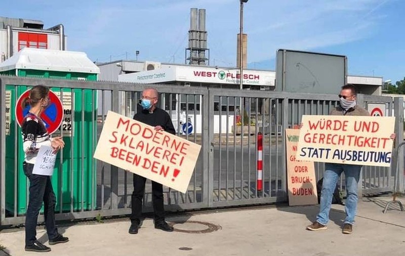 Un preot german romano-catolic protestează în apărarea muncitorilor români: “Șefii acestor abatoare au relații politice”