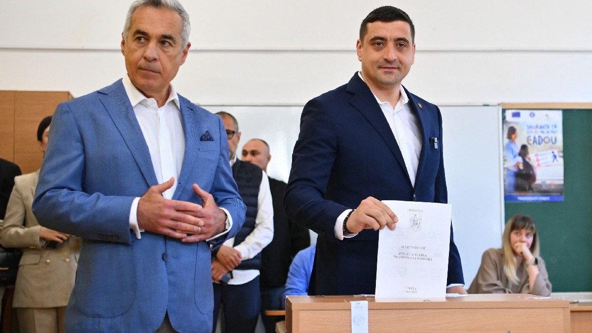 Candidatul prezidențial George Simion își exprimă votul alături de Călin Georgescu, câștigătorul primului tur al alegerilor anulate de anul trecut, în primul tur al alegerilor prezidențiale. București, România, duminică, 4 mai 2025.