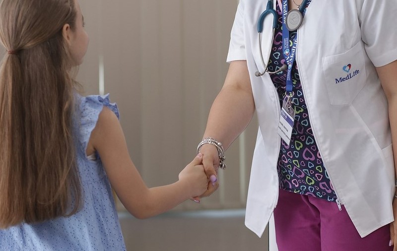 Când trebuie părinții să meargă cu cei mici la doctor și ce analize recomandă medicii MedLife în funcție de vârstă și afecțiune