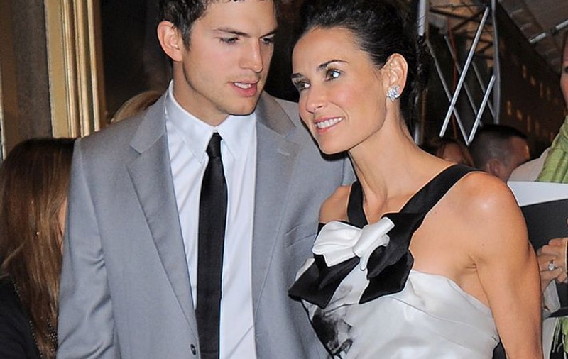 Asthton Kutcher iubeşte să o urască pe Demi Moore