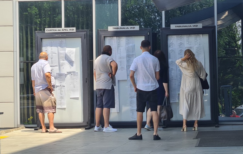 REPORTAJ. Cum s-a văzut protestul judecătorilor de pe treptele instanțelor, unde mulți oameni fierbeau după ce au venit degeaba: „Lucrurile acestea te scot pur și simplu din minți”