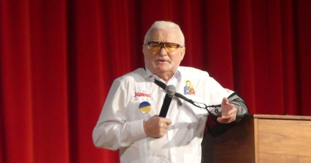 Lech Walesa stă în picioare și vorbește la microfon în cadrul unui eveniment din New York, SUA, 18 octombrie 2025