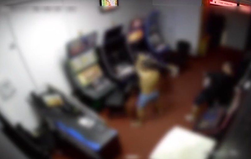 Momentul în care un bărbat din Craiova distruge cu toporul aparatele dintr-o sală de jocuri după ce a pierdut 3.000 de lei