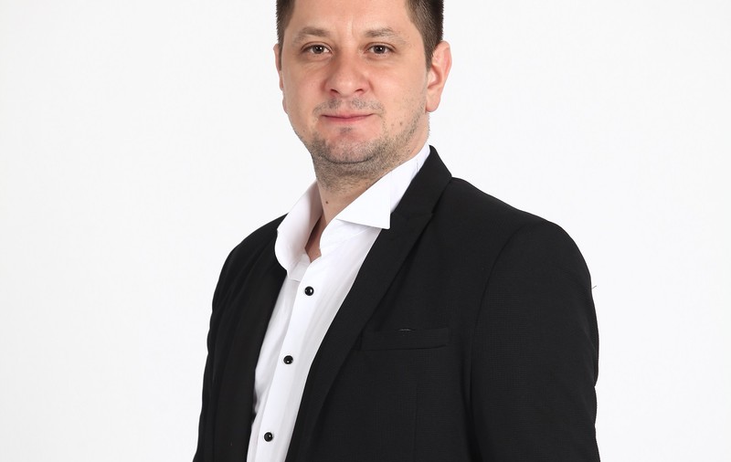 De la ”Fort Boyard” e dus de val! Octavian Strunilă își pune în scenă propria piesă de teatru la... Sala Palatului