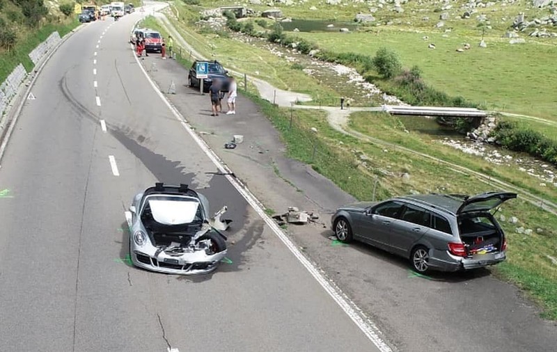 FOTO | Impact de 3.400.000 de euro! Un Bugatti Chiron și un Porsche 911 s-au ciocnit pe o șosea din Alpii Elvețieni