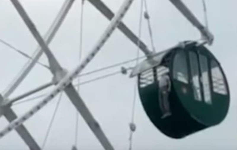 VIDEO | Scene cumplite: Copil de cinci ani cu capul prins într-o roată de distracții la 140 de metri înălțime!