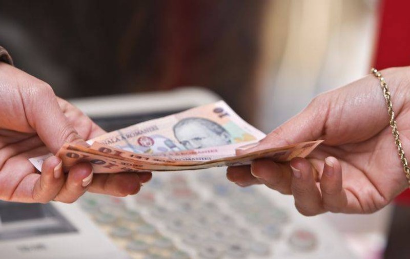 Scade leul, creşte numărul restanţierilor. Unul din patru români are datorii la bancă