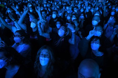 Oamenii au ascultat un concert susținut de trupa de rock Love of Lesbian