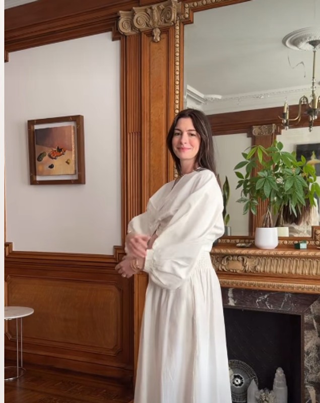 Actrița Anne Hathaway, gravidă pentru a treia oară. Primele imagini cu sarcina avansată. Cum a făcut vedeta anunțul