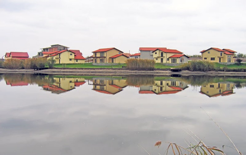 «Bombă ecologică» în paradisul bogaţilor | Lacul Corbeanca, în jurul căruia zeci de VIP-uri au vile de lux, este plin de... rahat