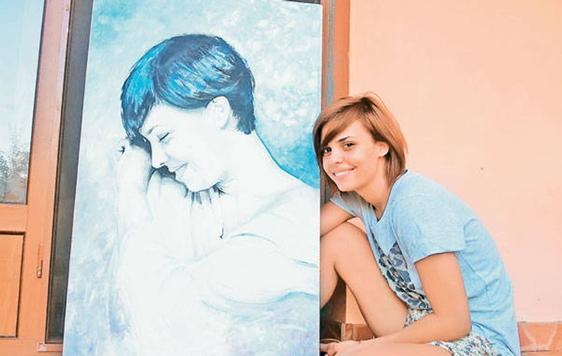 Andreea Popescu, grijulie cu... tabloul său
