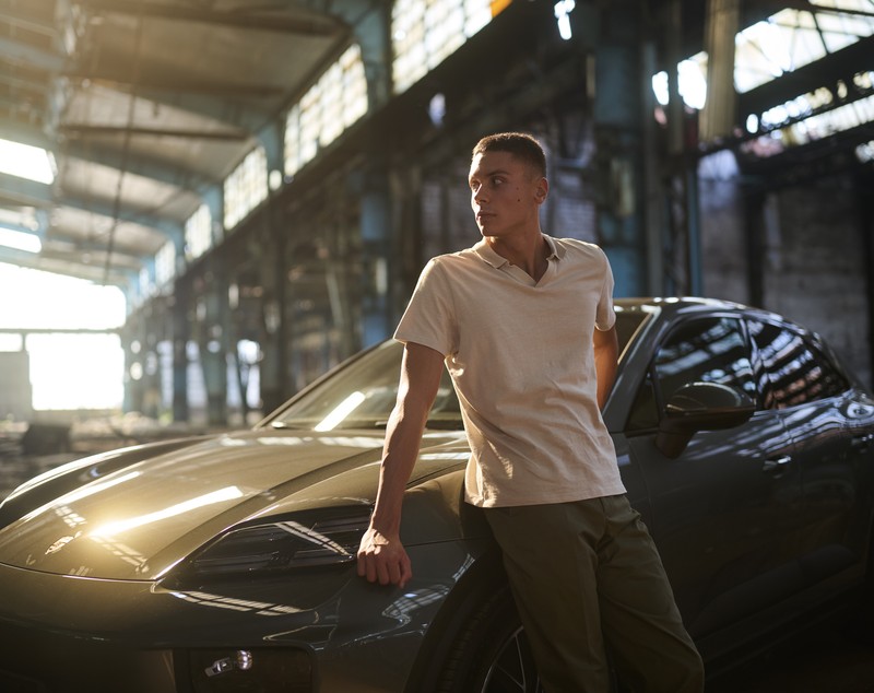 David Popovici a semnat un nou parteneriat: ședință foto specială pe străzile din București cu un Porsche Macan Electric