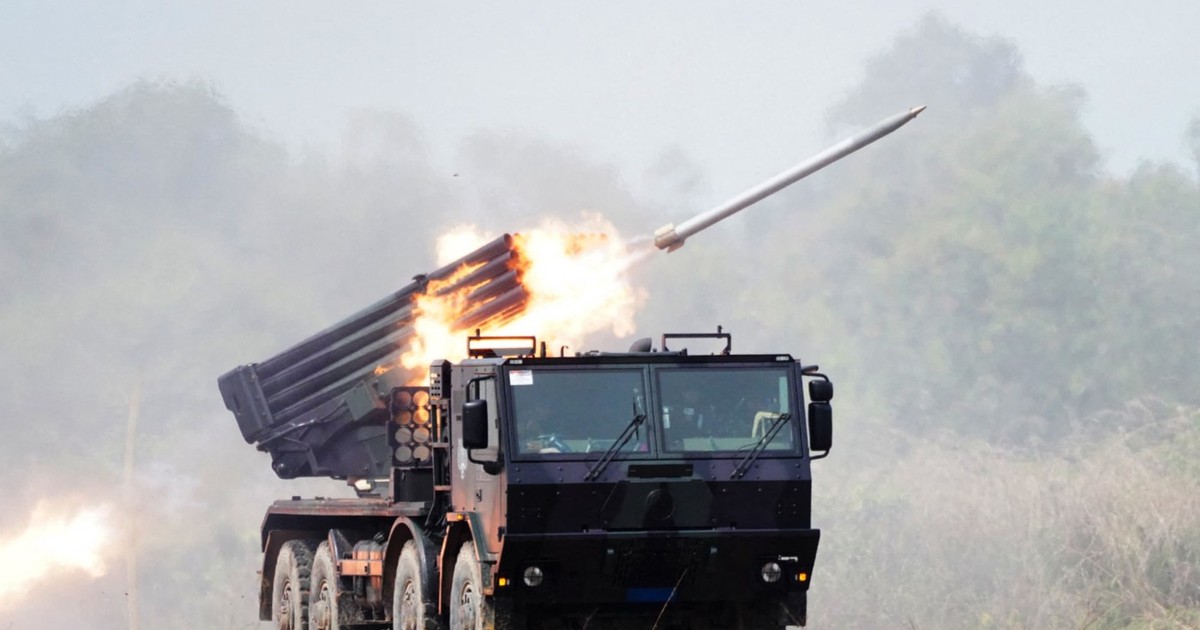 Această fotografie, realizată și publicată de Forțele Armate Indoneziene pe 3 septembrie 2025, arată un sistem de lansare multiplă de rachete (MLRS) RM-70 Vampire al Corpului de Marină Indonezian în timpul exercițiului multinațional comun Garuda Shield 2025 la centrul de antrenament de luptă Baturaja din Lampung.