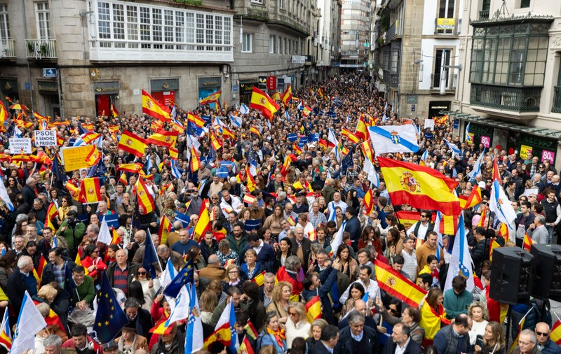 Manifestații de amploare în toată Spania, împotriva planului premierului Sanchez de a-i amnistia pe separatiștii catalani pentru a rămâne la putere. VIDEO