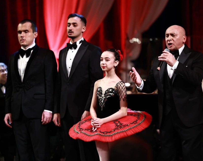 Imagini rare cu cei trei copii ai lui Marcel Pavel. Apariția artistului pe scena Operei Naționale din București alături de Iuvenalia, Sasha și Richard