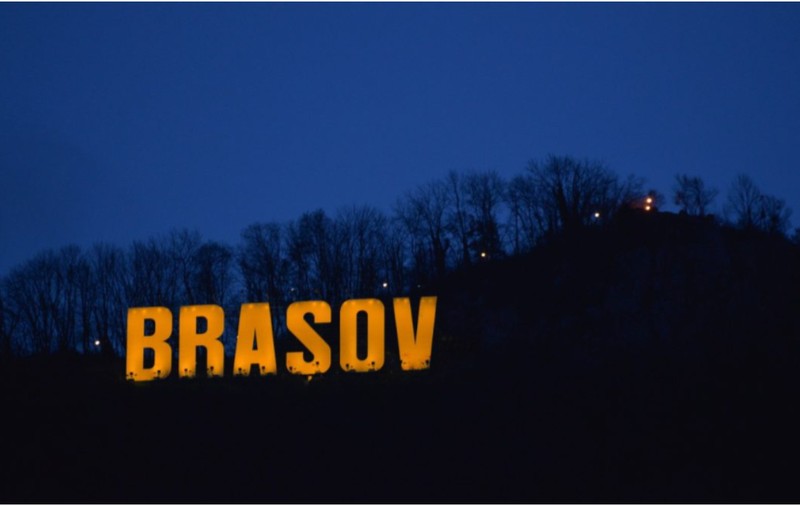 Tâmpa și clădirea Primăriei Brașov, iluminate în portocaliu, de Ziua Internațională pentru Eliminarea Violenței asupra Femeilor
