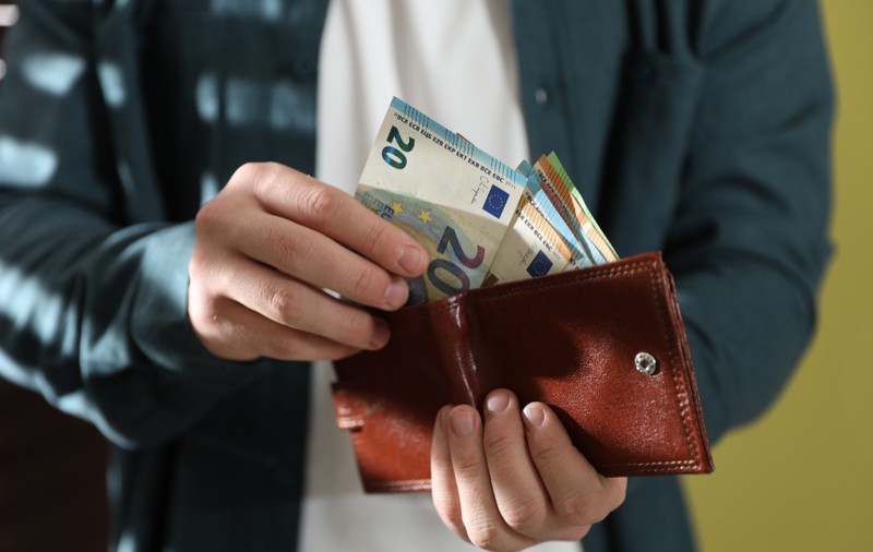 Un angajat bancar a falsificat semnătura unei cliente și i-a furat peste 90.000 de euro din cont