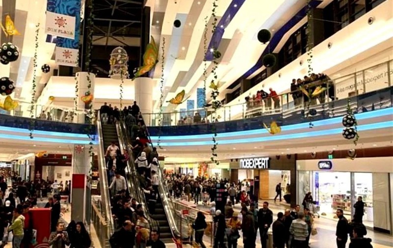 Mall-ul Sun Plaza din sudul Bucureștiului, evacuat în urma unei amenințări false cu bombă. Erau mii de oameni la cumpărături
