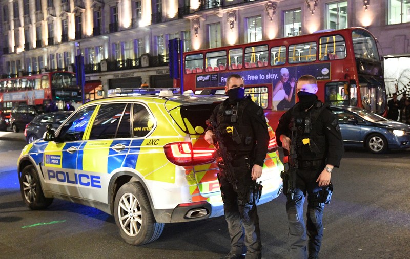 O mașină a intrat în mai mulți pietoni, în Londra. Cinci oameni au fost răniți