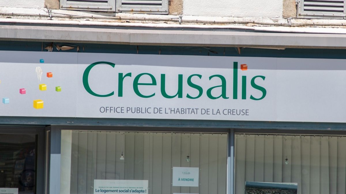 semn metalic cu textul - creusalis habitat office public de l'habitat public - Oficiul pentru locuințe sociale