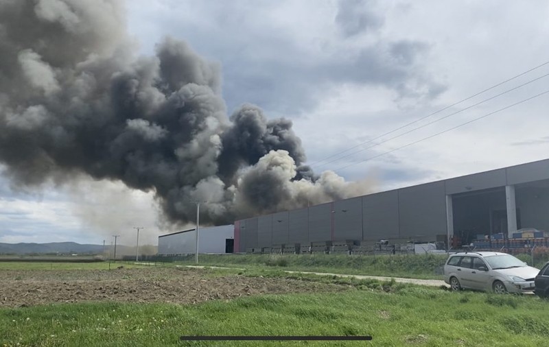 Incendiu de proporții la o fabrică de hârtie din Dej. Intervenție dificilă a pompierilor