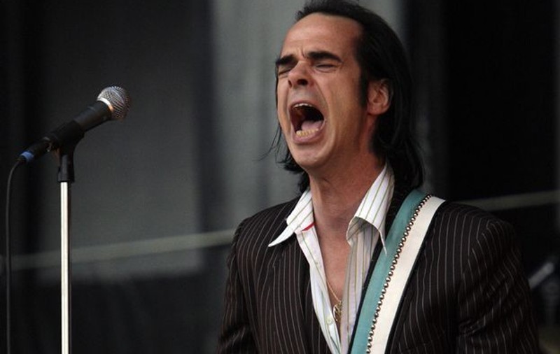 Nick Cave a scăpat teafăr dintr-un accident de maşină