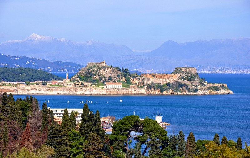 (P) Corfu, insula vibrantă din Marea Ionică