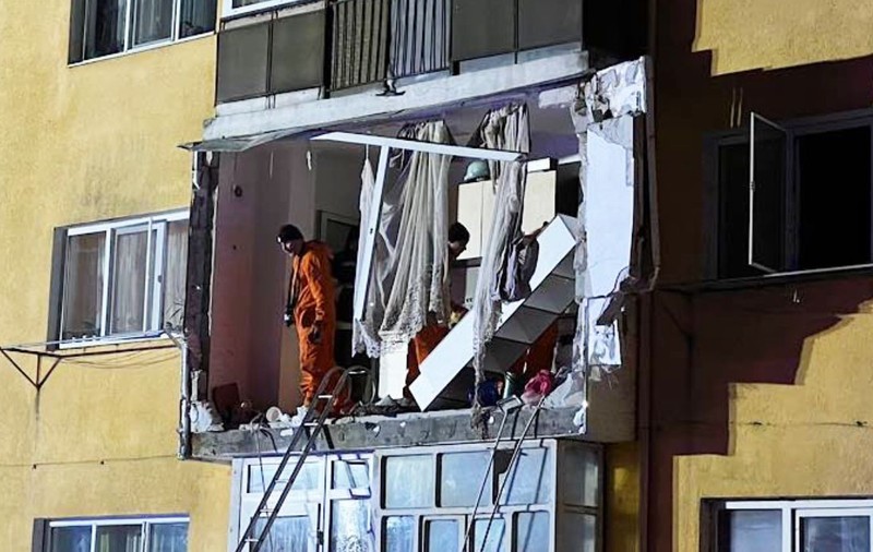 Explozie într-un bloc din Aleșd: un balcon transformat în bucătărie s-a prăbușit, o femeie a fost dusă de urgență la spital