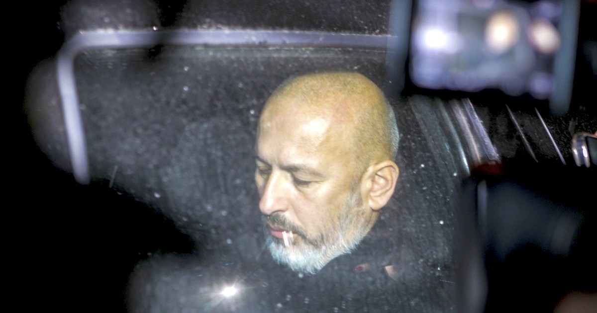 Cornel Dinicu este transportat cu masina de politie de la sediul Parchetului de pe langa Tribunalul Prahova, dupa ce a fost retinut pentru 24 de ore, in Ploiesti, 2 ianuarie 2024. Foto: Inquam Photos / Ovidiu Micsik