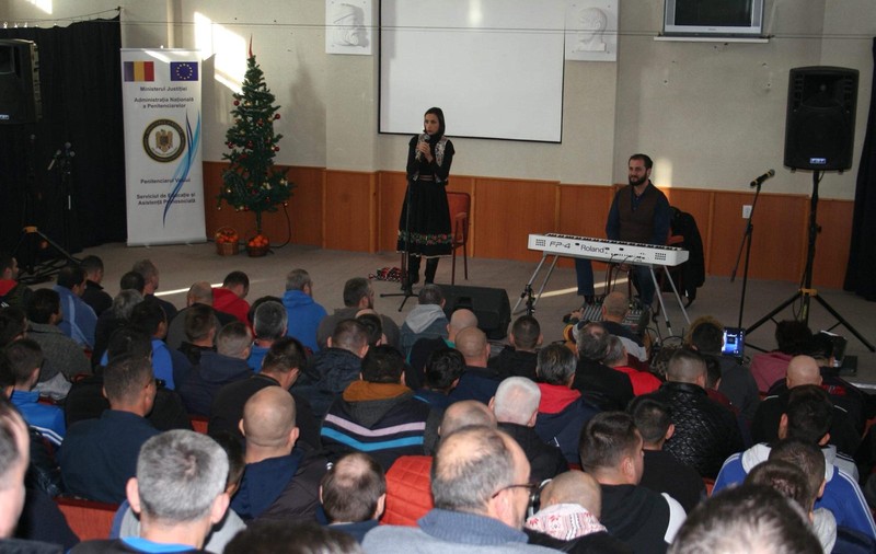 FOTO/ Peste 150 de deținuți ai Penitenciarului Vaslui au plâns și au cântat la un spectacol de colinde