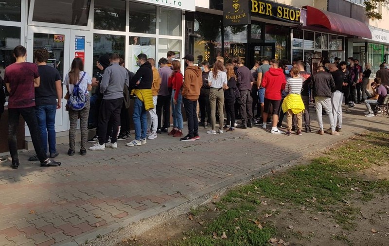 Zeci de tineri s-au înghesuit la inaugurarea unui magazin din Iași  care vinde produse din canabis. “Mulțumim poliției, care ne-a vizitat de trei ori din cauza reclamațiilor!”
