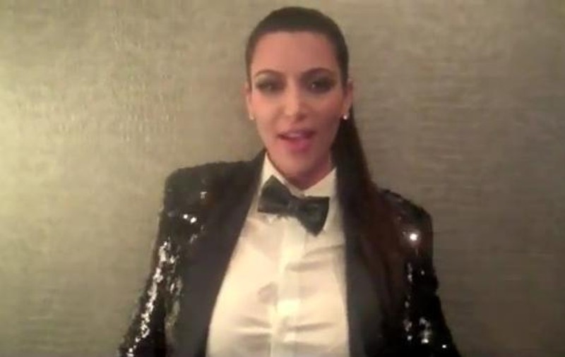 Ce enervante sunt! Uite-le pe Kardashience refăcând clipul piesei ”Lady Marmelade”! VIDEO